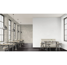 Restaurantinterieur met tafels, stoelen en stenen muren