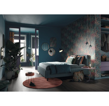 Slaapkamer met bed, bloemenbehang, spiegels en kamerplanten