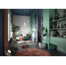 Woonkamer met bank, planten, vloerkleed en planken voor een decoratieve inrichting