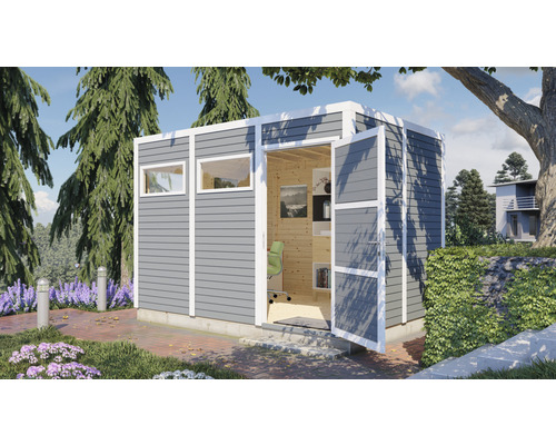 Houten tuinkantoor met ramen en open deur in een tuinomgeving