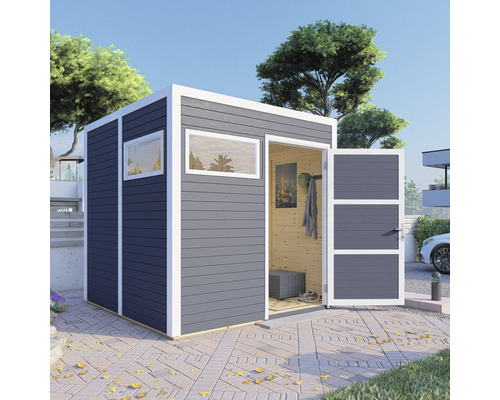 Grijs tuinhuis met raam en open deur in de buitenruimte.