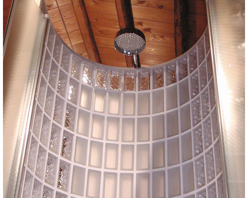 Gebogen douche met glazen bouwstenen en douchekop