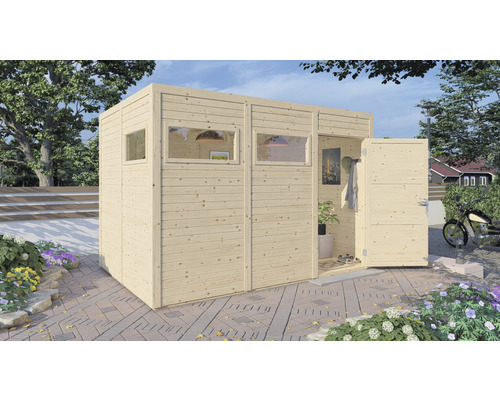 Houten tuinhuis met ramen en open deur op een bestrate ondergrond