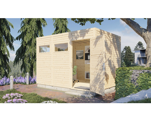 Houten tuinhuis met ramen en open deur in een tuin