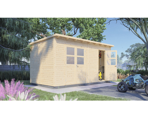 Houten tuinhuis met raam en open deur in de tuin