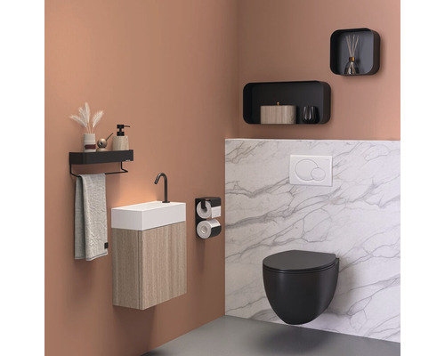 Badkamer met wastafel, toilet en opbergruimte