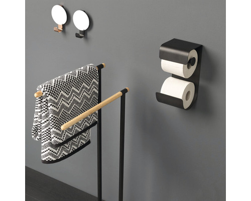 Badkamerscène met handdoekrek, toiletpapierhouder en haken