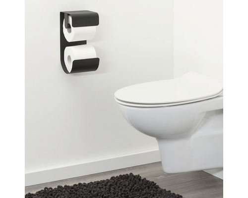 Badkamerscène met toilet en toiletpapierhouder voor twee rollen