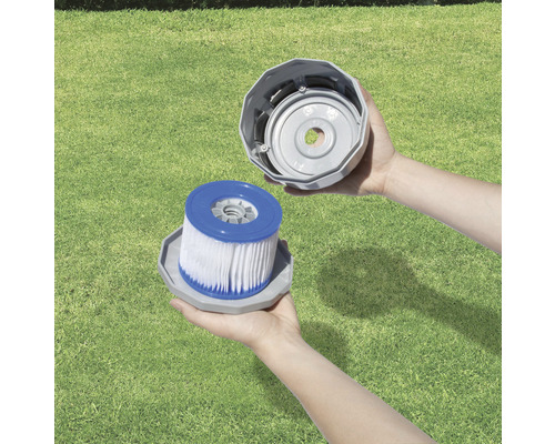 Zwembadfilterpatroon met behuizing in handen gehouden