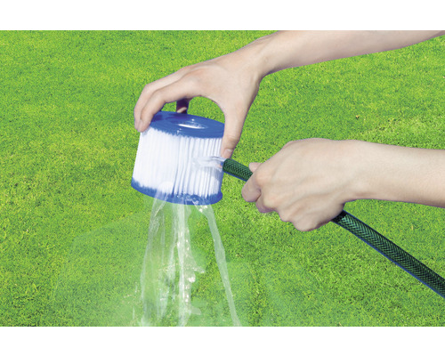 Reiniging van een zwembadfilterpatroon met een waterslang