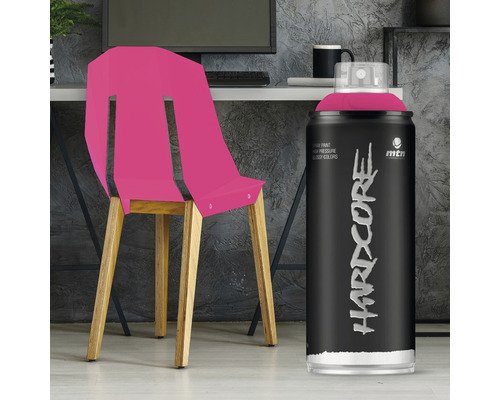 Scene met geverfde stoel en spuitbus