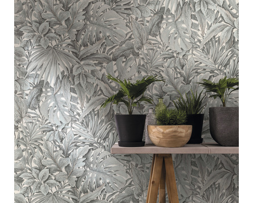 Behang met plantenmotief en potplanten op een tafel