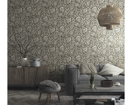 Woonkamer met bank, tafel en behang met bladerpatroon