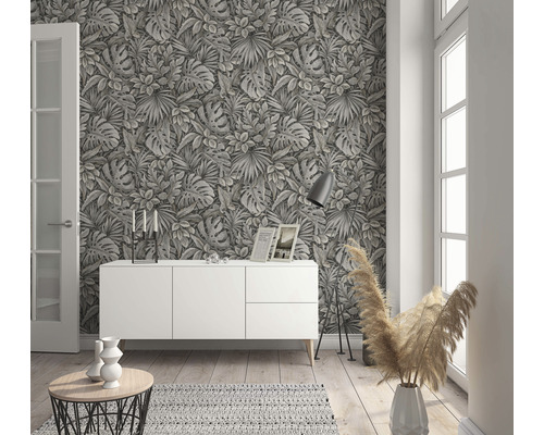 Woonkamer met botanisch bladerbehang, dressoir en decoratie