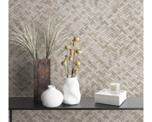 Decoratieve scène met een patroonbehang, vazen en boeken op een tafel.