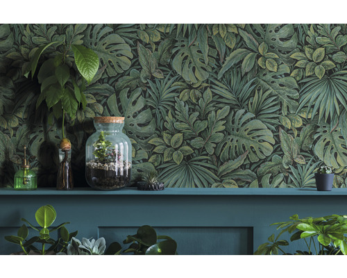 Behang met jungle motieven achter planten op een plank