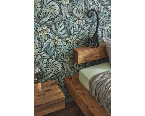 Slaapkamer met junglebehang, houten bed en nachtkastje