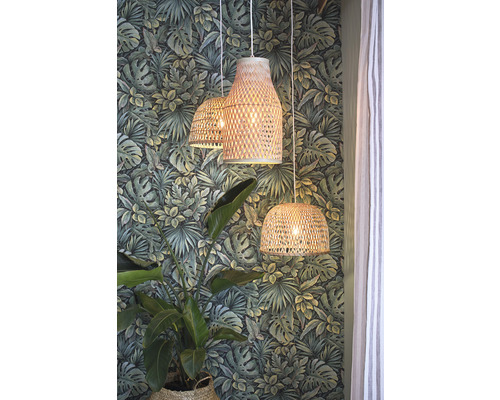 Drie hangende mandlampen voor een wand versierd met jungle motieven