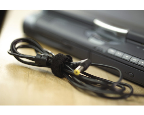 Zwarte kabel met klittenband op een apparaat