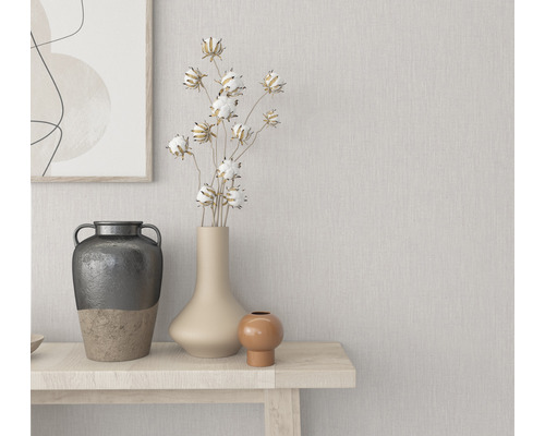 Decoratieve vazen met plantenarrangement op een houten tafel