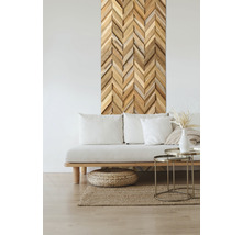 Woonkamer met houten lambrisering in visgraatmotief aan de muur boven de bank.