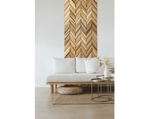 Woonkamer met houten lambrisering in visgraatmotief aan de muur boven de bank.