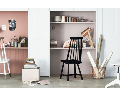 Lichte studeerkamer met ingebouwde planken en bureau met stoelen