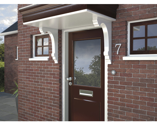 Voordeur met afdak en huisnummer aan bakstenen muur