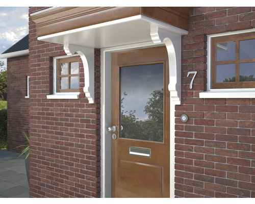 Voordeur met luifel aan een bakstenen gebouw