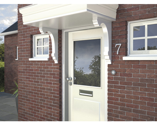 Voordeur met luifel aan een bakstenen huis