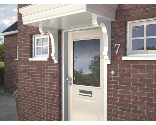 Voordeur afdak met sierlijsten aan een bakstenen huis