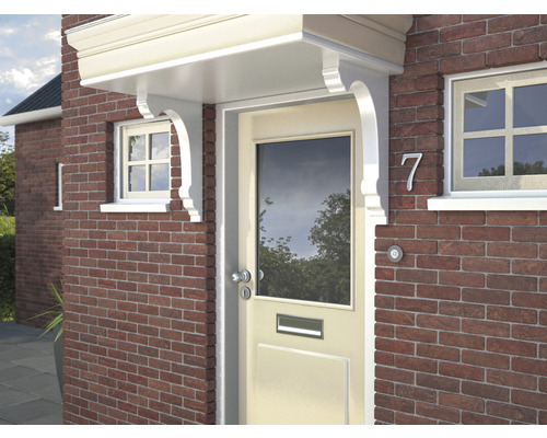 Voordeur met afdak en huisnummer aan een bakstenen huis