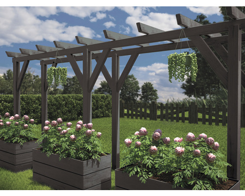 Meerdere houten pergola''s met plantenbakken in de tuin