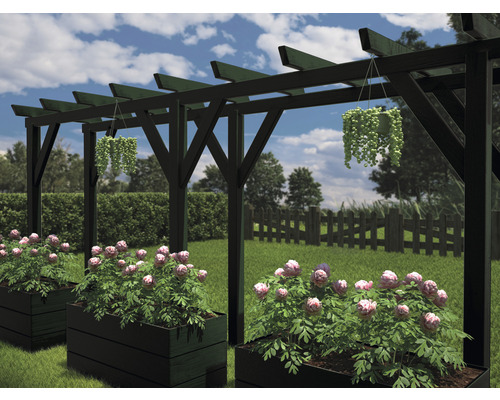 Tuinaanzicht met pergola, bloembakken en hangplanten