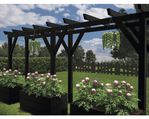 Zwarte tuinpergola met bloembakken en hangplanten op een gazon.