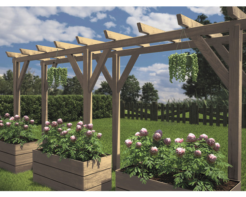 Houten pergola met plantenbakken en hangplanten in een tuin