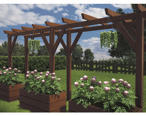 Houten pergola met bloembakken en hangplanten in een tuin