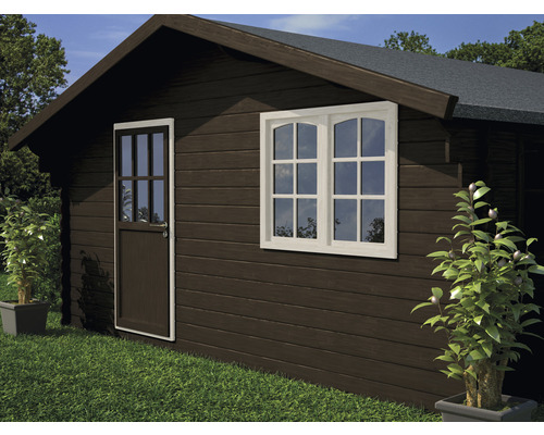 Houten tuinhuis met deur en raam in de tuin