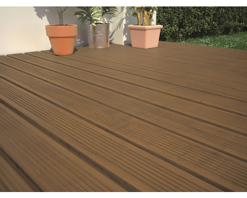 Terras met houten planken en potplanten in de tuin