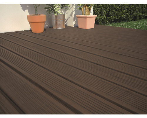 Terras met bruine houten planken en plantenbakken