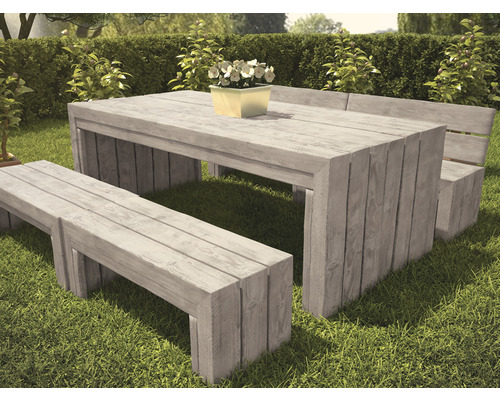 Houten tuinset met tafel en banken in de buitenlucht