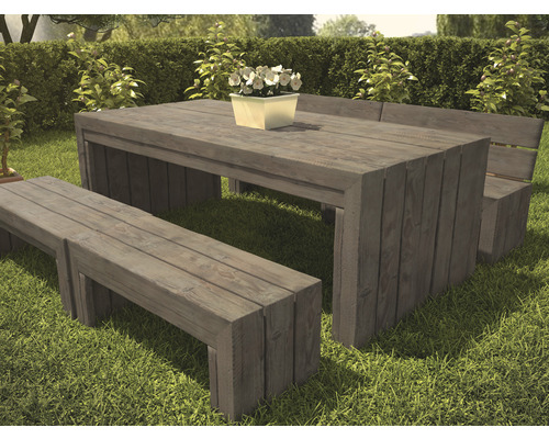 Houten tuinzitgroep met tafel en banken in de tuin
