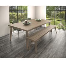 Eetkamer met houten tafel, bank en stoelen voor raam