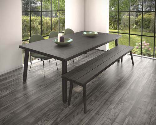 Eetkamer met eettafel, bank en stoelen voor een raam