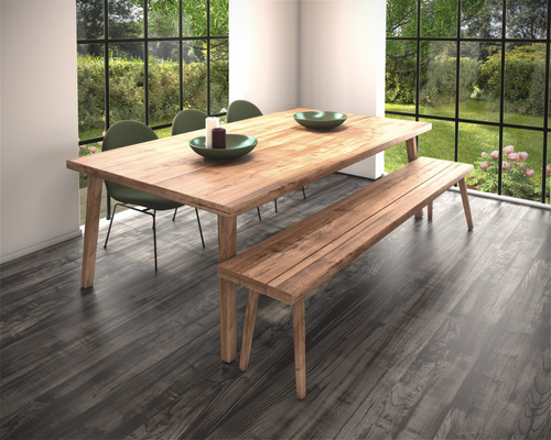 Houten eettafel met bank en stoelen in een lichte kamer met uitzicht op een tuin