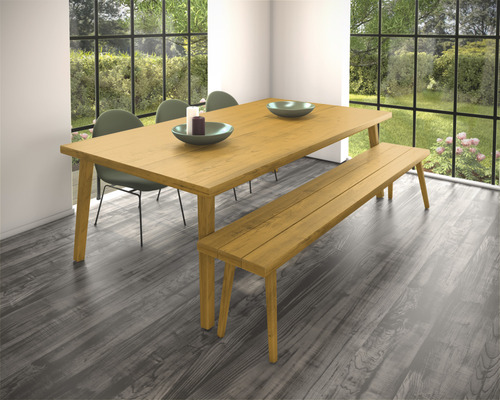 Eetkamer met houten eettafel, stoelen en bank voor een raam