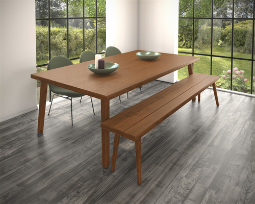 Eetkamer met houten tafel, bank en stoelen voor een groot raam