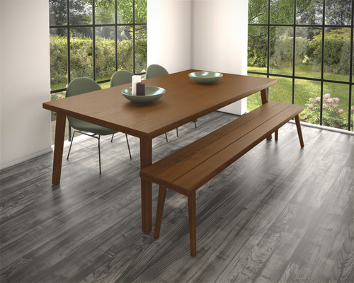 Eetkamer met houten tafel, bank, stoelen en groot raam met uitzicht op de tuin