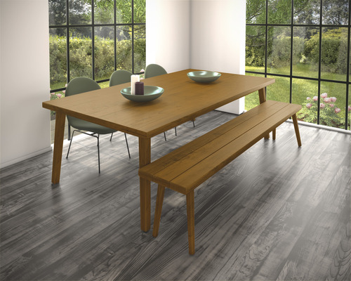 Eetkamer met houten tafel, bank en stoelen voor raam