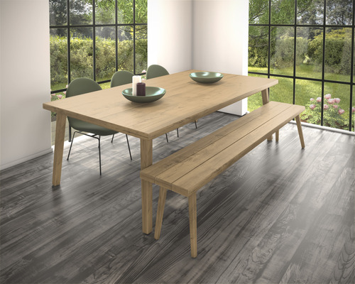 Eetkamer met houten tafel, bank en stoelen in lichte ruimte